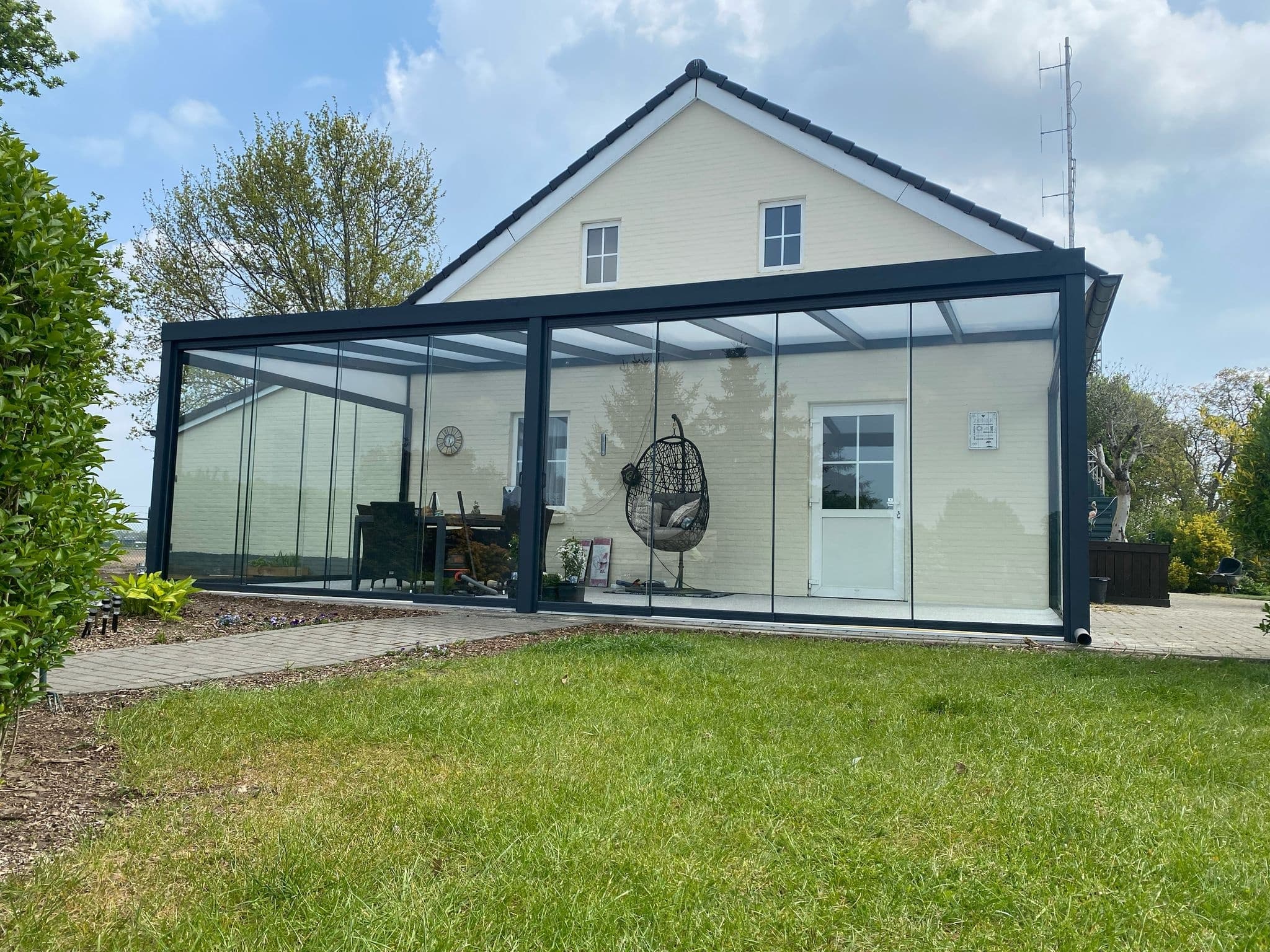 Een glazen dak dat natuurlijk licht binnenlaat en een aangename sfeer creëert in elk seizoen.