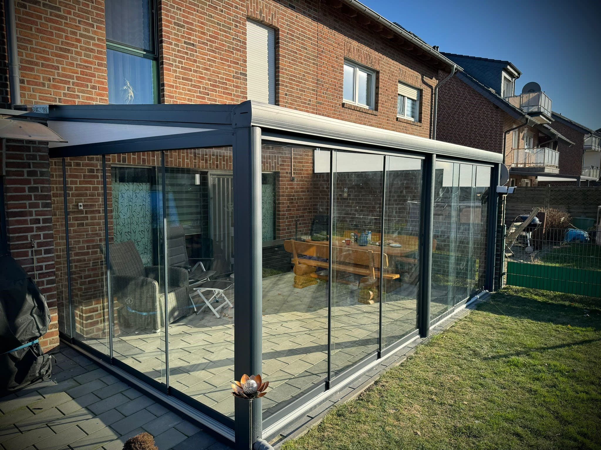 Ontdek uw balkon en terras opnieuw met elegante en duurzame glassystemen.
