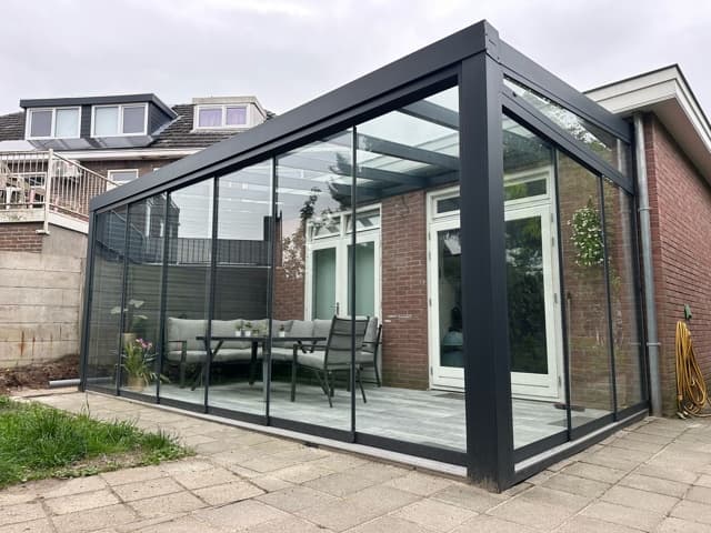 Een moderne veranda die stijl en comfort op een perfecte manier combineert.